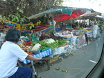 Puket Explorer  Gemüsestand und Roller auf der Insel Phuket (TH).